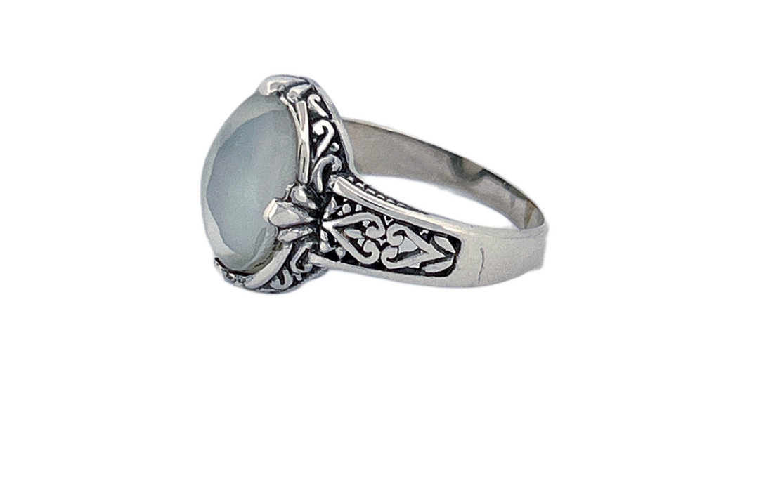 Sterling Silver Mother of Pearl Ring – Oval Vintage Design