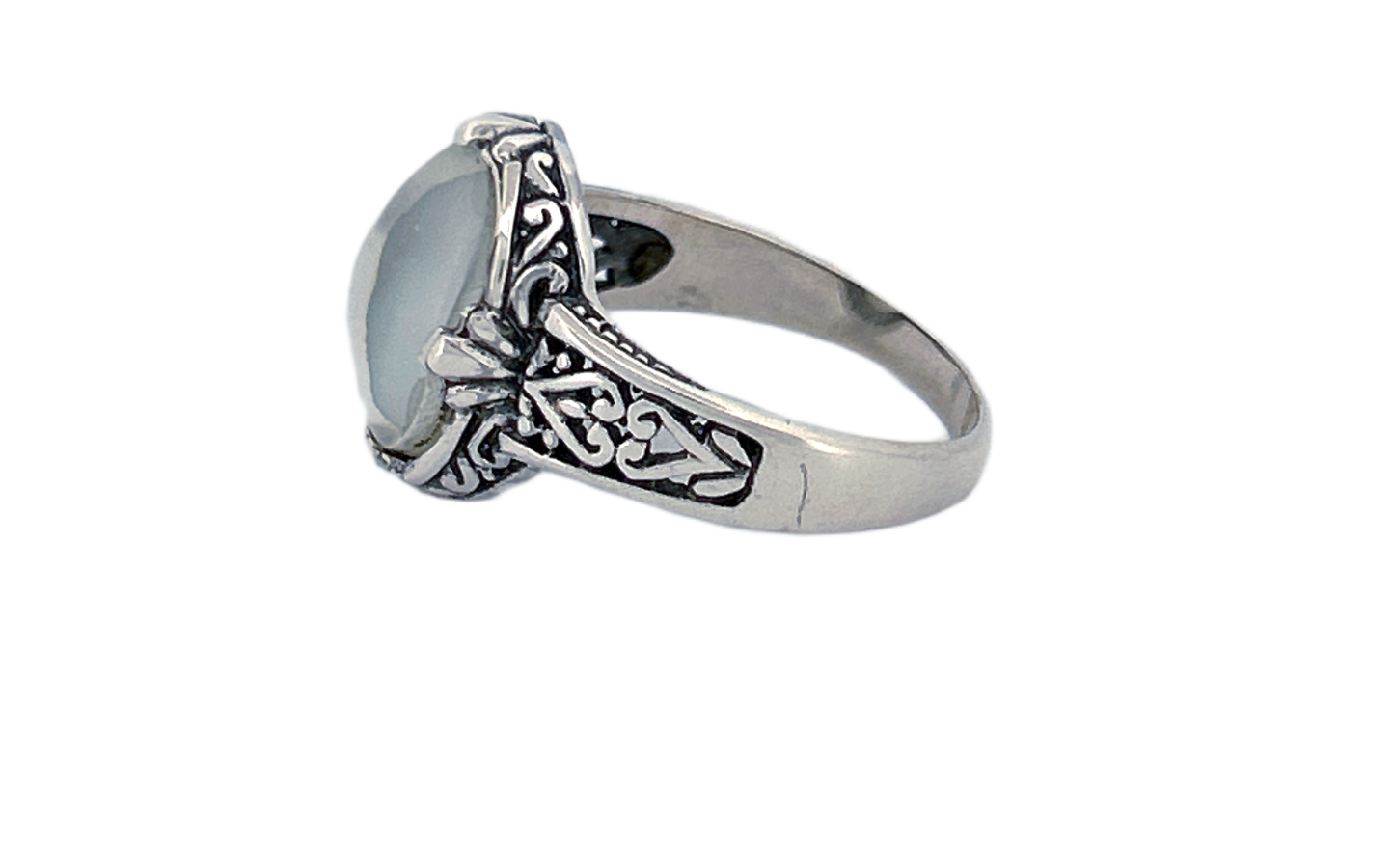 Sterling Silver Mother of Pearl Ring – Oval Vintage Design