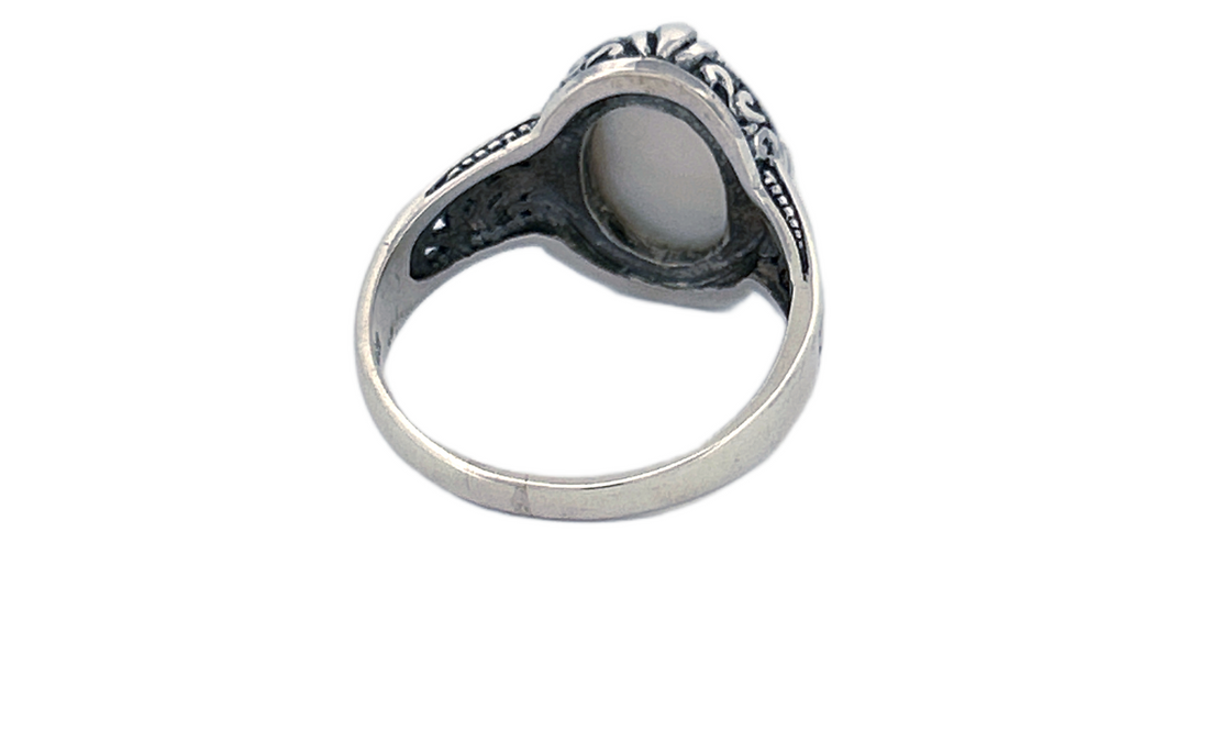 Sterling Silver Mother of Pearl Ring – Oval Vintage Design