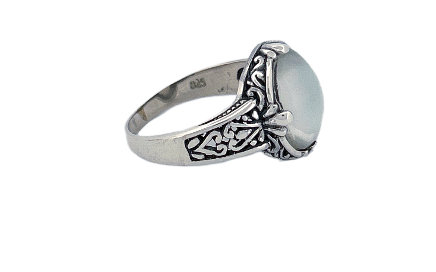 Sterling Silver Mother of Pearl Ring – Oval Vintage Design