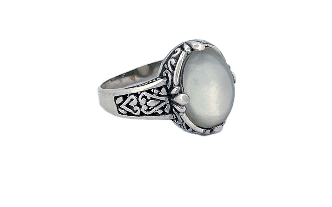 Sterling Silver Mother of Pearl Ring – Oval Vintage Design